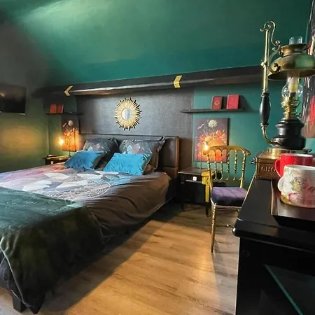 Les Nuits Victoriennes Bed & Breakfast